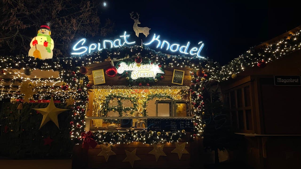 Spinat Knödel Christmas market booth with golden stars and lights